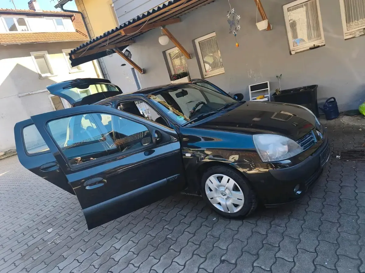 Używany Renault Clio II 75 KM (55 kW) 2003 Czarny Hatchback