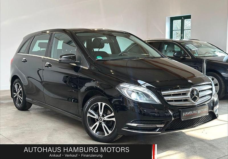 Schwarz Gebraucht 2014 Mercedes B180 Van / Kleinbus | 9.890 € (Fairer Preis) - Bild 1/4