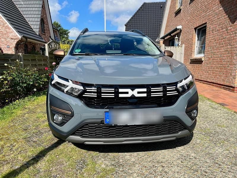 Grau Gebraucht 2024 Dacia Jogger Extreme Van / Kleinbus | 19.500 € (Guter Preis) - Bild 1/4