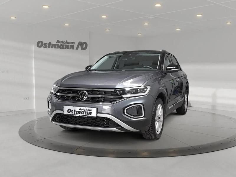 Grau Gebraucht 2024 VW T-Roc Style SUV | 28.689 € (Guter Preis) - Bild 1/4