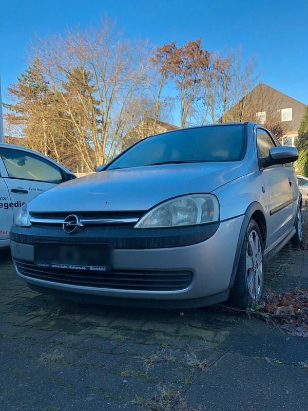 Grau Gebraucht 2000 Opel Corsa Kleinwagen | 870 € (Guter Preis) - Bild 1/4