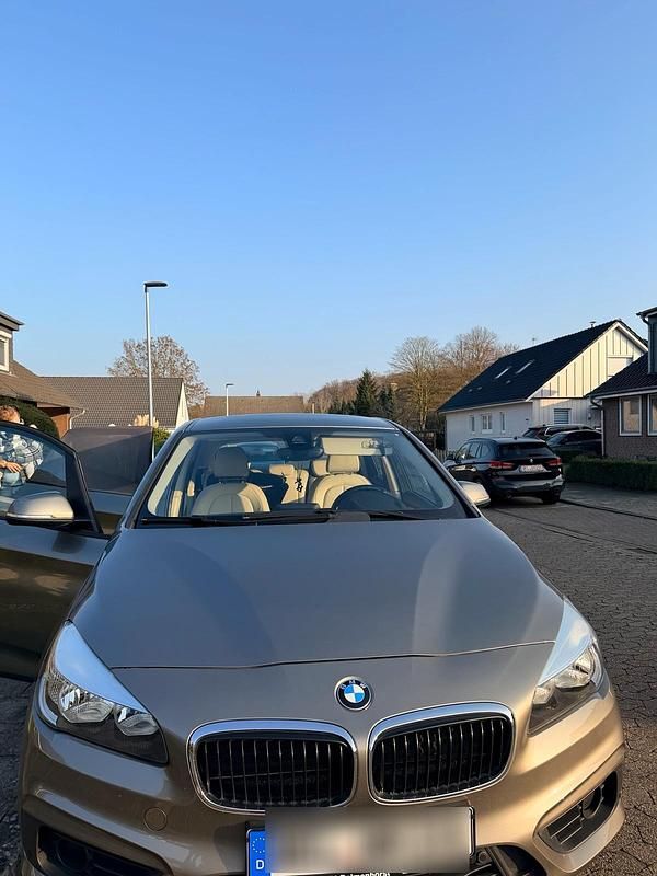 Andere farben Gebraucht 2014 BMW 218 Active Tourer Van / Kleinbus | 13.251 € (Fairer Preis) - Bild 1/4