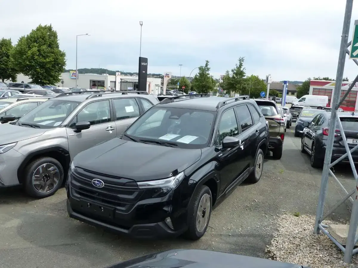 Neu Subaru Forester 136 PS (100 kW) 2026 Schwarz SUV