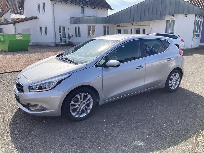 Gebraucht Kia Ceed DREAM-TEAM Edition 135 PS (99 kW) 2014 Silber (metallic) Kleinwagen