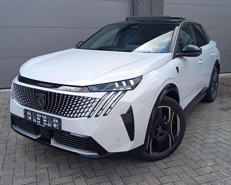 Weiß Gebraucht 2024 Peugeot e-3008 GT SUV | 43.984 € (Superpreis) - Bild 1/4