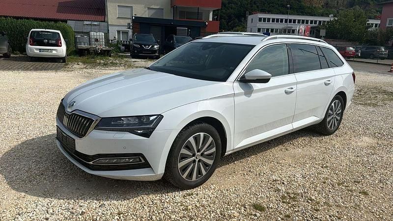 Weiß Gebraucht 2022 Skoda Superb Style Kombi | 21.900 € (Guter Preis) - Bild 1/4
