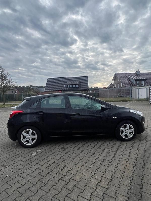Gebraucht Hyundai i30 99 PS (72 kW) 2013 Schwarz Limousine