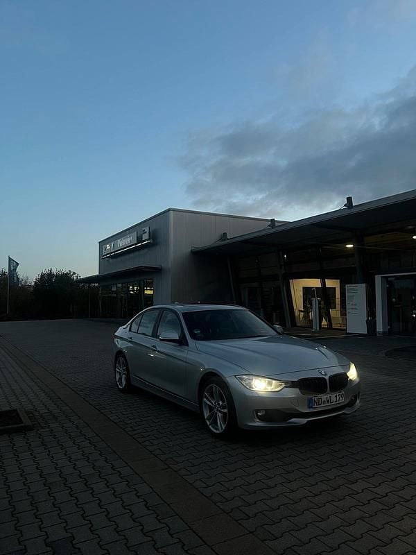 Gebraucht BMW 318 143 PS (105 kW) 2013 Silber Limousine