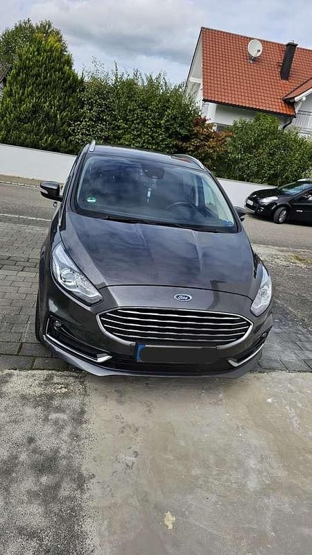 Grau Gebraucht 2021 Ford S-MAX Titanium Van / Kleinbus | 24.499 € (Guter Preis) - Bild 1/4