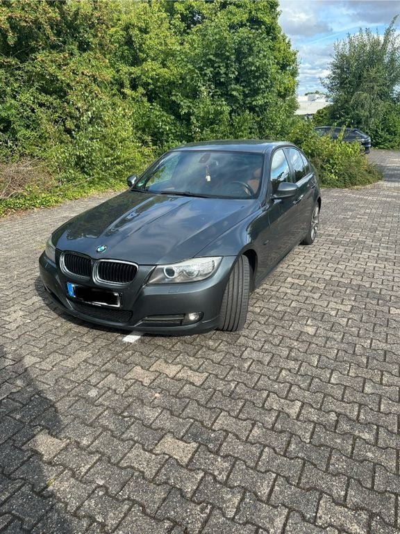 Grün Gebraucht 2009 BMW 320 M Sport Limousine | 3.300 € - Bild 1/4