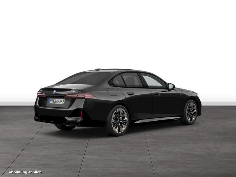 Black sapphire metallic Gebraucht 2024 BMW i5 Comfort Edition Limousine | 66.554 € - Bild 1/3