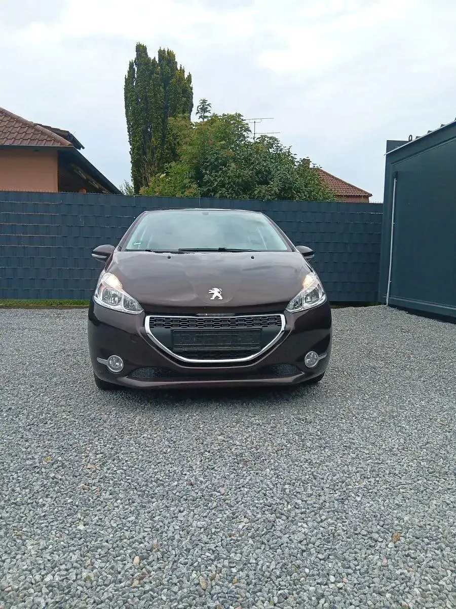 Gebraucht Peugeot 208 Active 95 PS (69 kW) 2012 Braun Kleinwagen