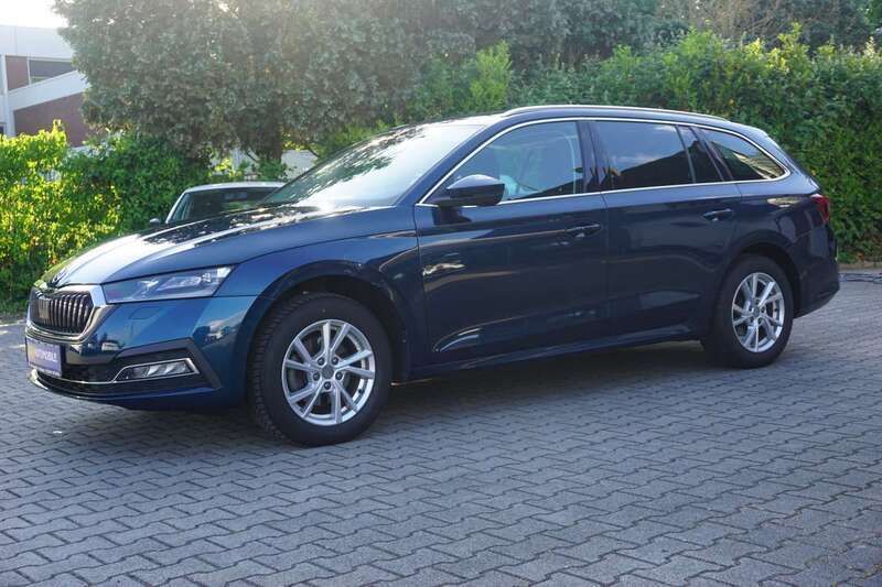 Lavablau metallic Gebraucht 2020 Skoda Octavia First Edition Kombi | 19.499 € (Fairer Preis) - Bild 1/4