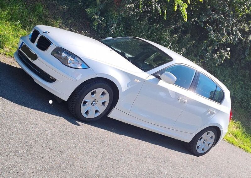 Weiß Gebraucht 2011 BMW 116 Sport Line Kleinwagen | 9.999 € (Etwas zu teuer) - Bild 1/4