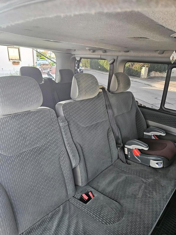 Second-hand Nissan Primastar 135 CP (99 kW) 2006 Argintiu Monovolum