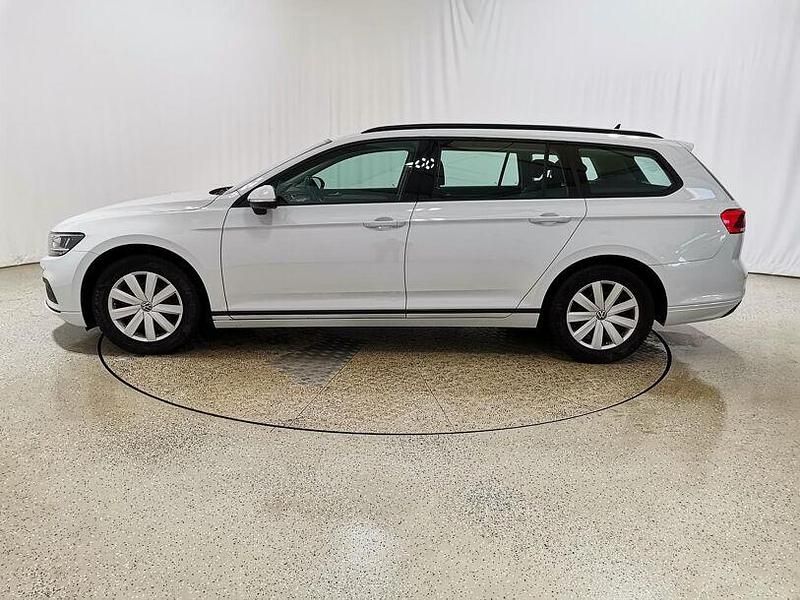 Gebraucht VW Passat Conceptline 150 PS (110 kW) 2022 Gletscherweiß metallic Kombi