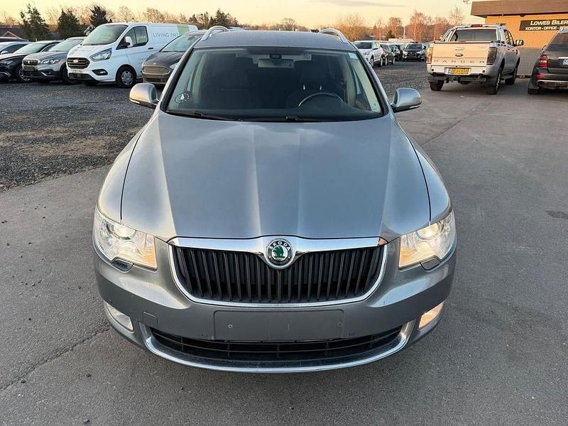 Gebraucht Skoda Superb Elegance 160 PS (117 kW) 2011 Grau Kombi