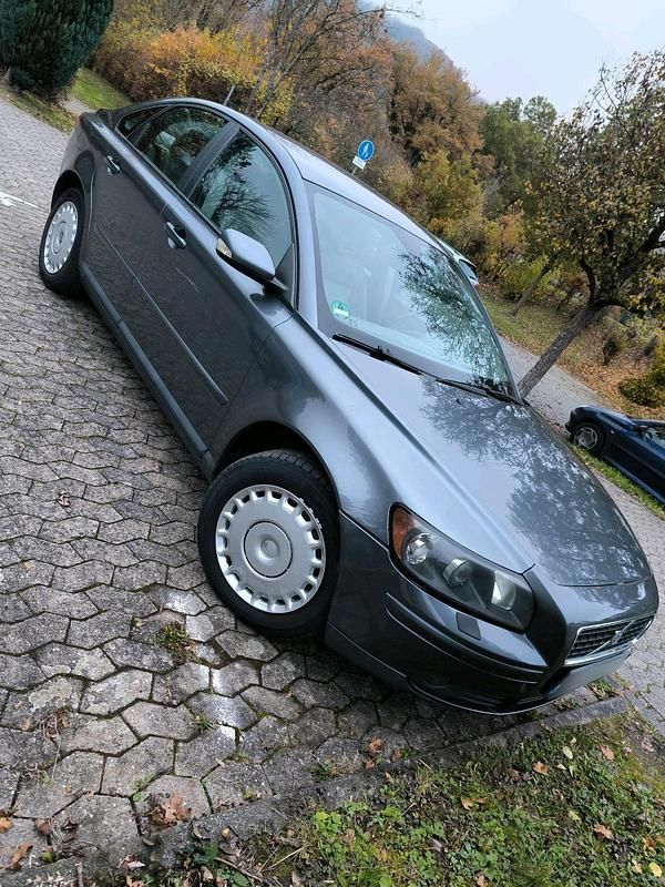 Grau Gebraucht 2005 Volvo S40 Limousine | 2.950 € (Fairer Preis) - Bild 1/4
