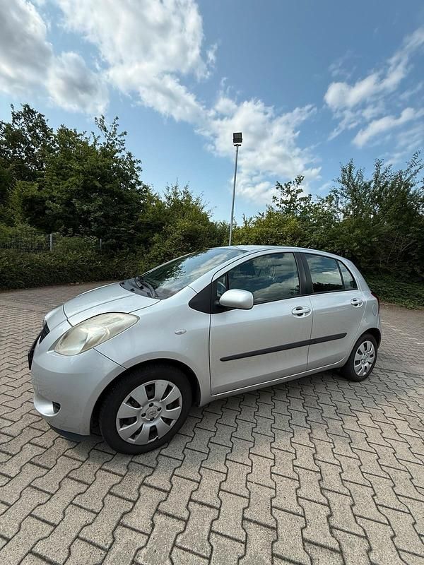 Grau Gebraucht 2007 Toyota Yaris Kleinwagen | 2.000 € (Guter Preis) - Bild 1/4