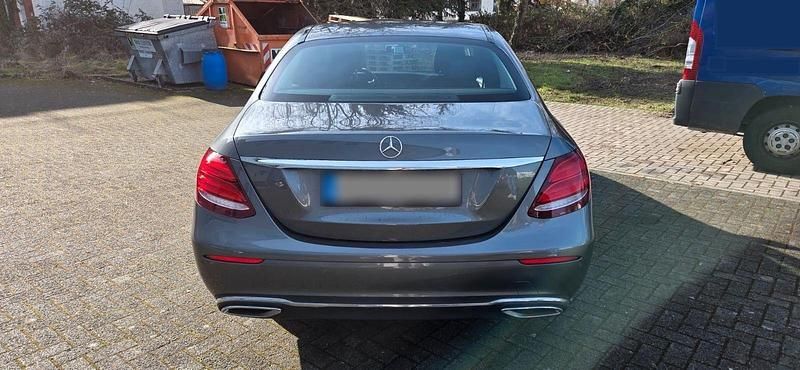 Usado Mercedes E220 194 CV (142 kW) 2016 Gris Berlina