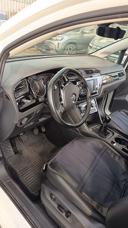 Gebraucht VW Touran Comfortline 150 PS (110 kW) 2016 Weiß Van / Kleinbus