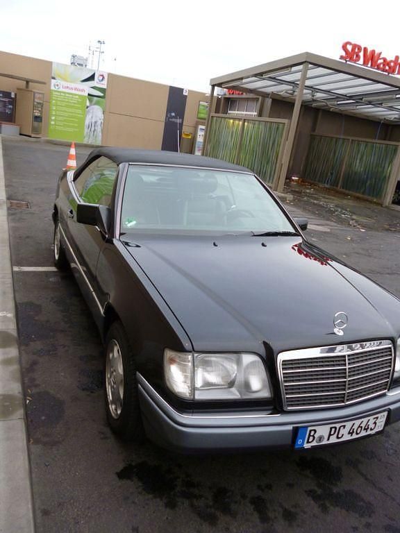 Gebraucht Mercedes E220 150 PS (110 kW) 1995 Schwarz Cabrio
