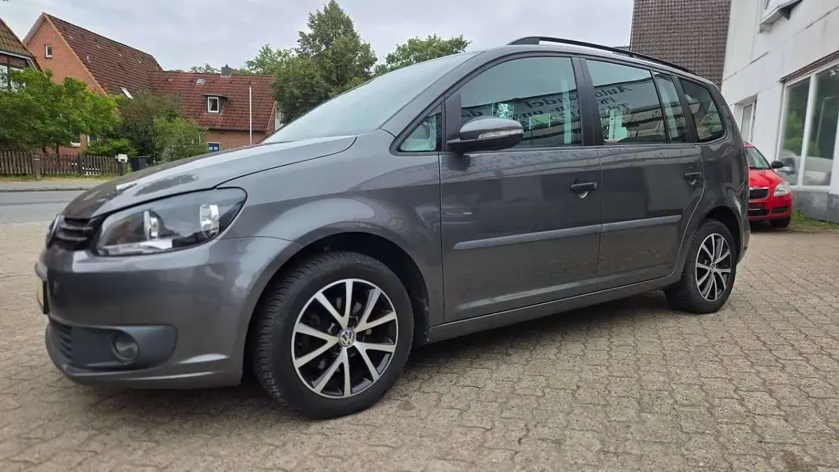 Gebraucht VW Touran Trendline 105 PS (77 kW) 2014 Pepper grey metallic Van / Kleinbus
