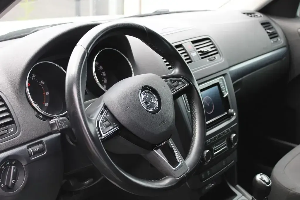 Gebraucht Skoda Yeti Ambition 122 PS (89 kW) 2015 Weiß SUV