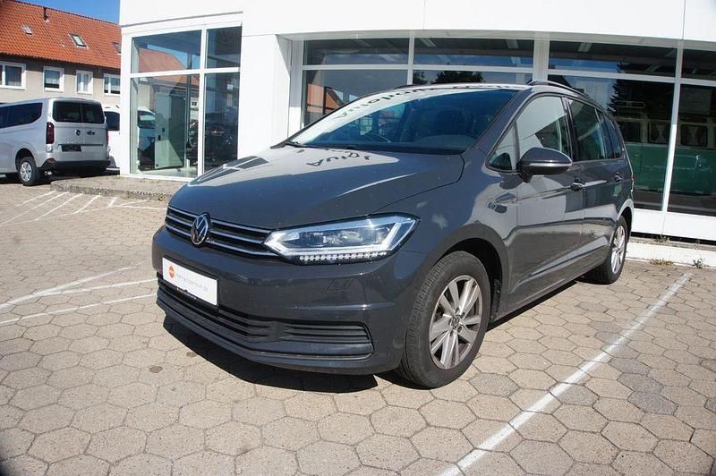 Uranograu/cinza urano Gebraucht 2022 VW Touran Comfortline Van / Kleinbus | 20.860 € (Fairer Preis) - Bild 1/4