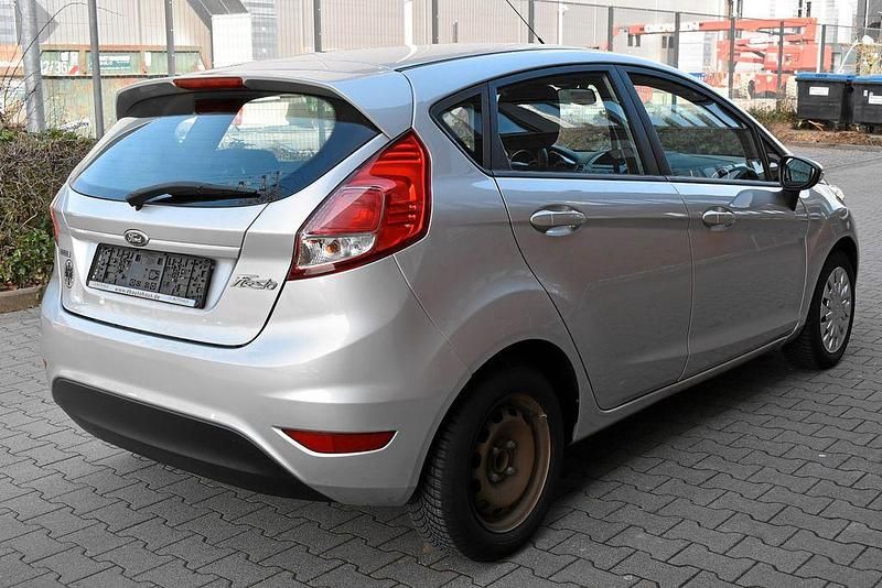 Gebraucht Ford Fiesta Trend 95 PS (69 kW) 2014 Silber Kleinwagen
