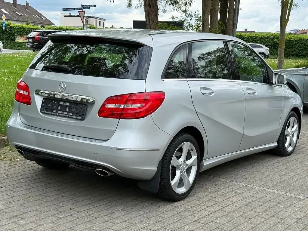 Gebraucht Mercedes B200 136 PS (100 kW) 2013 Silber Van / Kleinbus