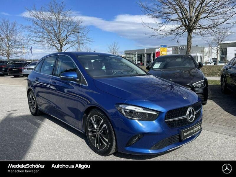 Gebraucht Mercedes B200 163 PS (119 kW) 2025 Lack spektralblau (metallic) Van / Kleinbus