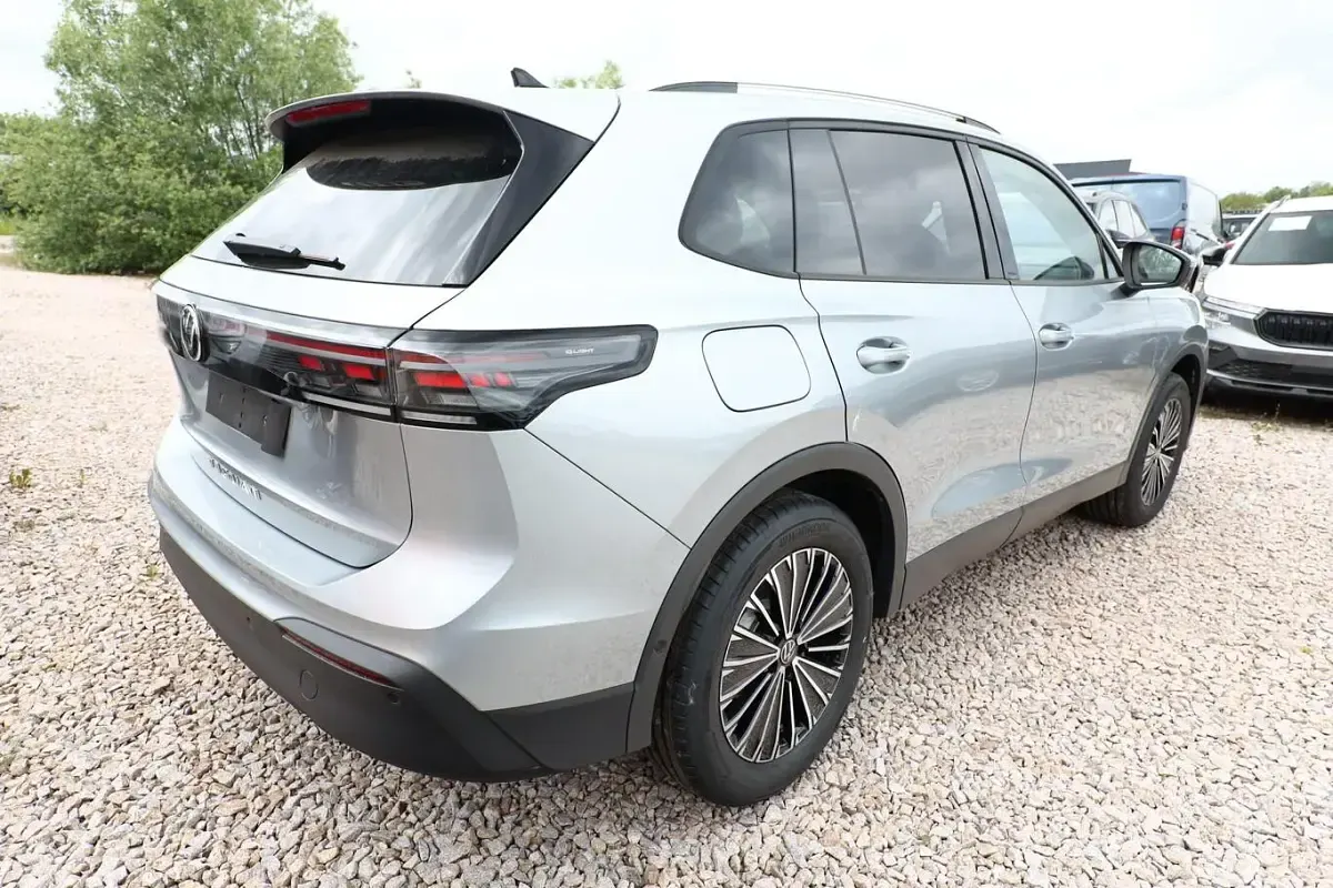 Neu VW Tiguan IQ Drive 150 PS (110 kW) 2026 Oyster silver metallic SUV