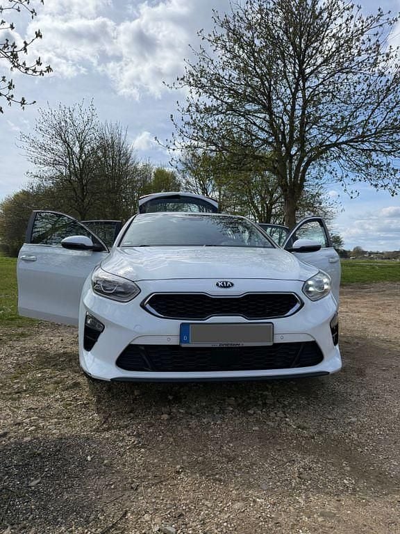 Gebraucht Kia Ceed Spirit 140 PS (102 kW) 2021 Weiß Kleinwagen