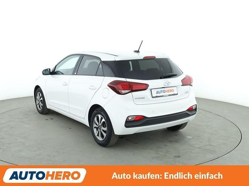 Gebraucht Hyundai i20 Advantage 101 PS (74 kW) 2020 Weiß Kleinwagen