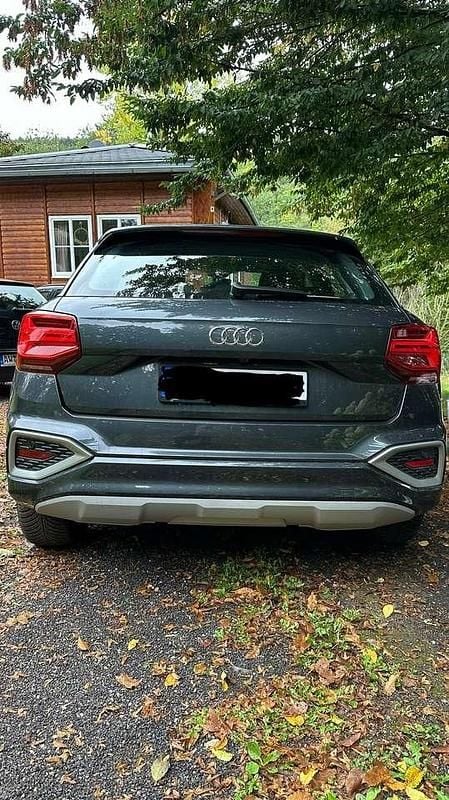 Grau Gebraucht 2020 Audi Q2 Advanced SUV | 21.480 € (Guter Preis) - Bild 1/4
