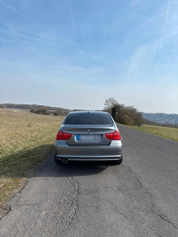 Gebraucht BMW 320 184 PS (135 kW) 2011 Grau Limousine