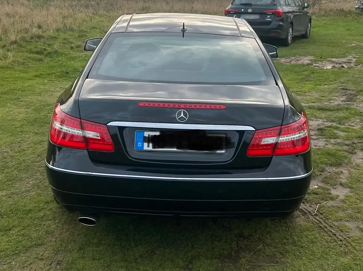 Gebraucht Mercedes E200 184 PS (135 kW) 2010 Schwarz Coupé