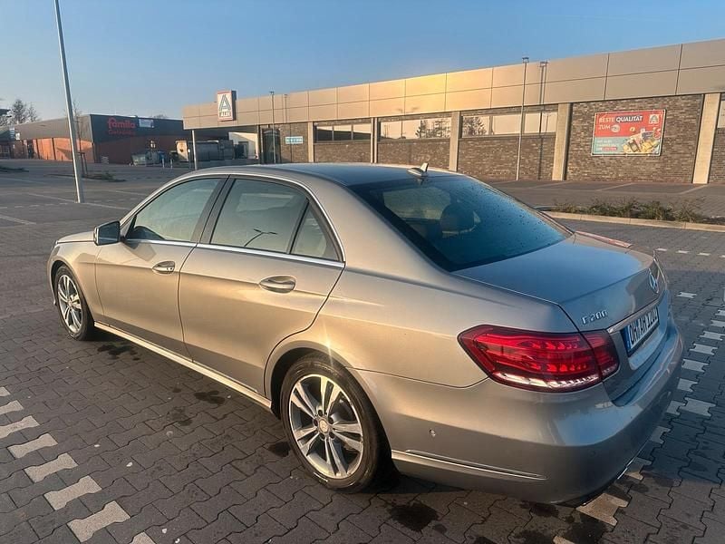 Grau Gebraucht 2014 Mercedes E200 Limousine | 14.300 € (Fairer Preis) - Bild 1/4