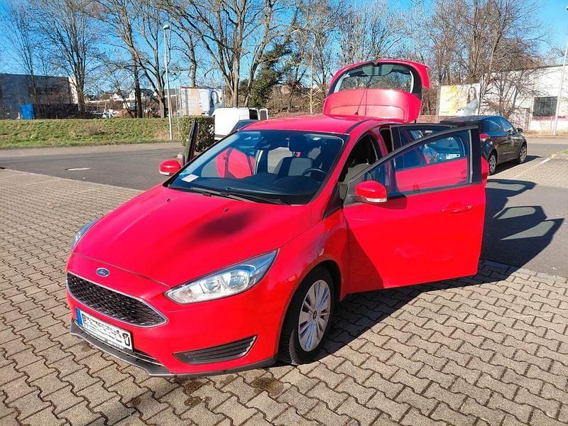 Gebraucht Ford Focus Ambiente 101 PS (74 kW) 2016 Rot Limousine