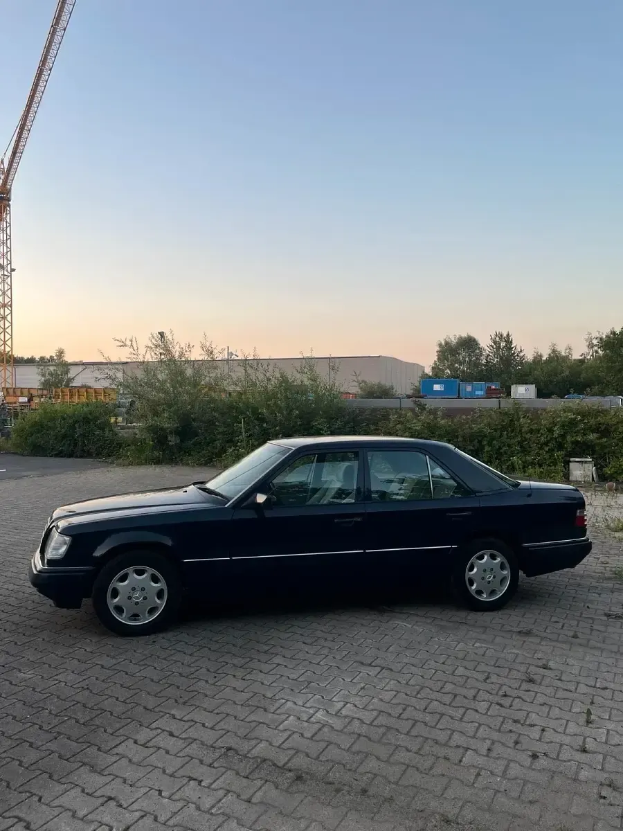 Gebraucht Mercedes E280 193 PS (141 kW) 1994 Blau Limousine