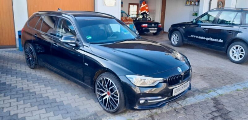 Black sapphire metallic Gebraucht 2018 BMW 320 Sport Line Kombi | 19.990 € (Superpreis) - Bild 1/4