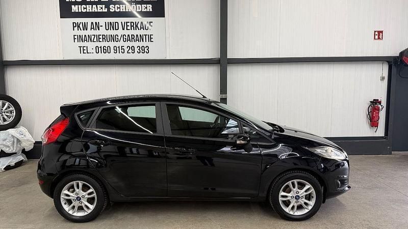 Gebraucht Ford Fiesta Trend+ 101 PS (74 kW) 2013 Weiß Kleinwagen