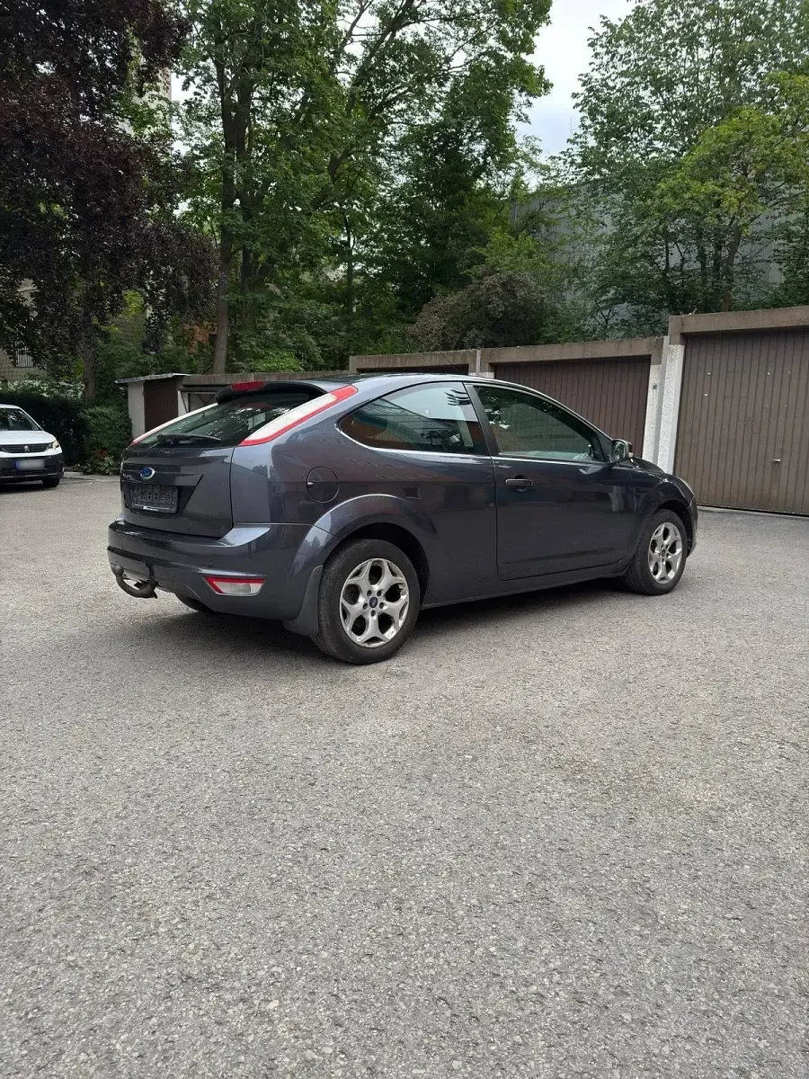 Gebraucht Ford Focus 105 PS (77 kW) 2009 Grau Coupé