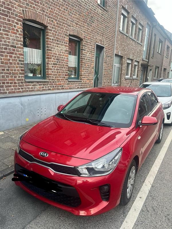 Gebraucht Kia Rio 84 PS (61 kW) 2017 Rot Limousine