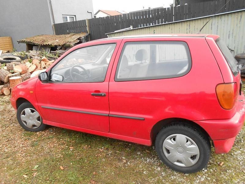 Rot Gebraucht 1996 VW Polo Limousine | 989 € (Guter Preis) - Bild 1/4
