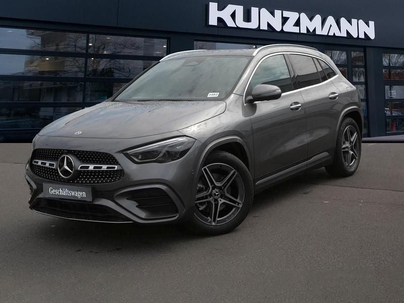 Mountaingrau metallic Gebraucht 2025 Mercedes GLA220 AMG SUV | 48.490 € (Superpreis) - Bild 1/4