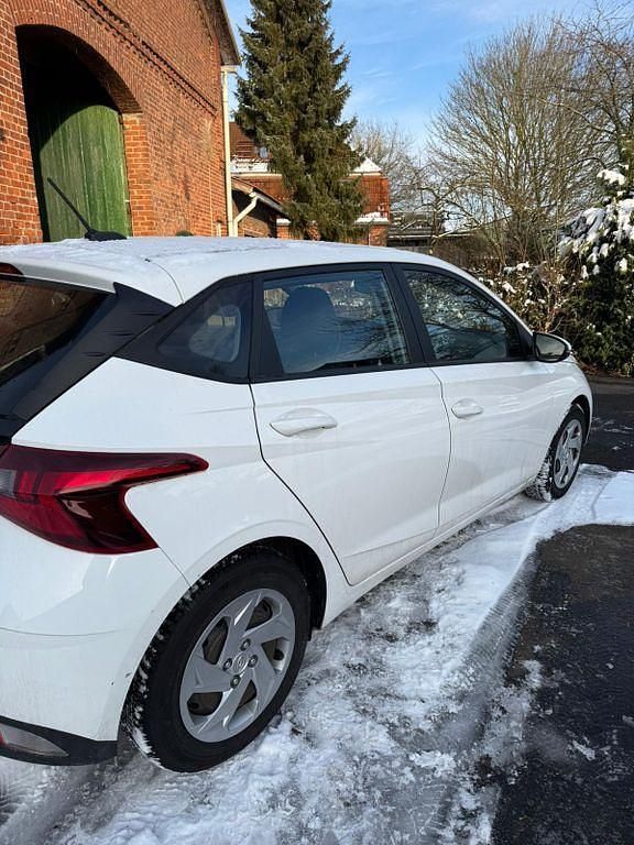 Gebraucht Hyundai i20 Select 84 PS (61 kW) 2022 Weiß Kleinwagen
