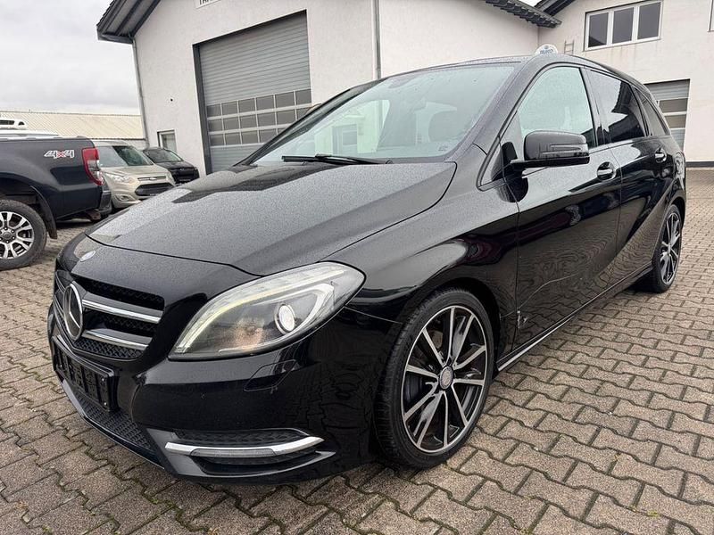 Schwarz Gebraucht 2013 Mercedes B200 Night Van / Kleinbus | 6.999 € (Fairer Preis) - Bild 1/4