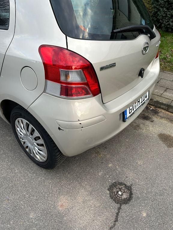 Gebraucht Daihatsu Charade 99 PS (72 kW) 2012 Gelb Limousine